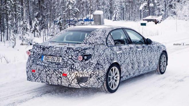全新一代C级轿车冬季测试谍照(图片来源网络)