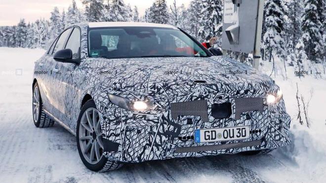 全新一代C级轿车冬季测试谍照(图片来源网络)