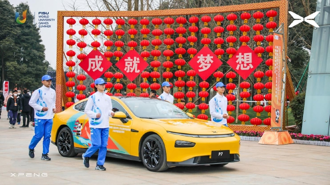 绿色护航　小鹏汽车护航大运会火炬传递