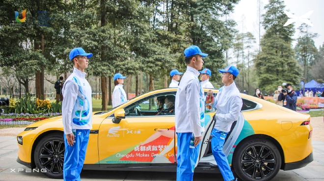 绿色护航　小鹏汽车护航大运会火炬传递