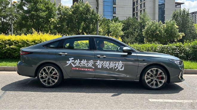 试驾奇瑞艾瑞泽8 PRO 猎鹰500智驾辅助体验好评