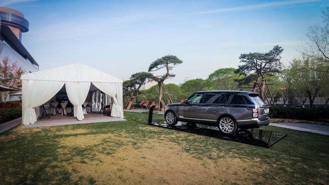 《风度men’s uno》携手英伦豪车品牌捷豹和路虎品牌，以及顶奢生活方式代表品牌 dunhill打造私人定制生活沙龙