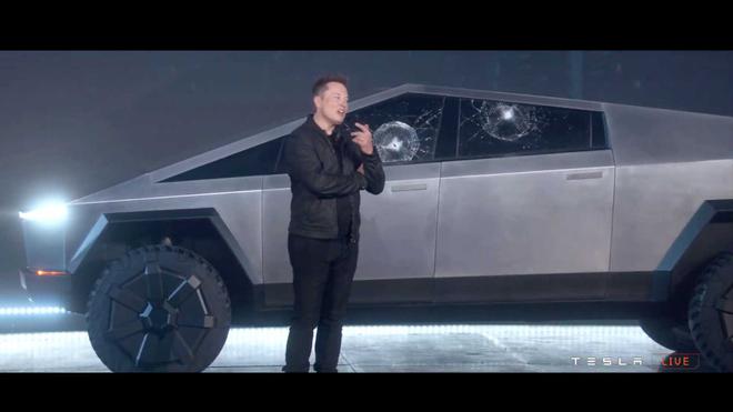 马斯克还原特斯拉Cybertruck发布会玻璃强度测试翻车现场