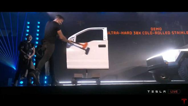 马斯克还原特斯拉Cybertruck发布会玻璃强度测试翻车现场