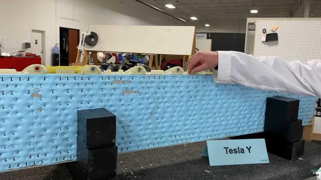 特斯拉Model Y/3电池组实车拆解对比 用火烧会发生什么
