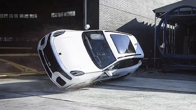 领克09完成尾碰叠加连续翻滚实车测试