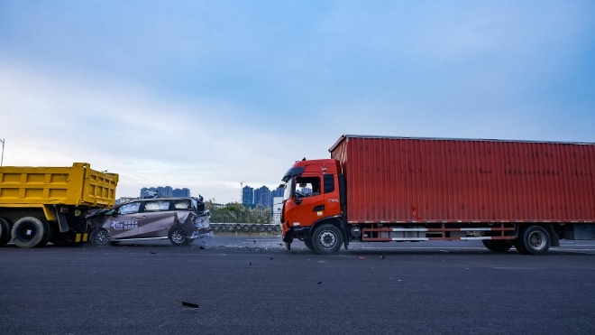 传祺M8宗师成功挑战全网首次MPV货车“前后夹击”碰撞