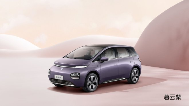 定位大五座纯电家用车 宝骏云朵“天空美学”首发三种云系车色