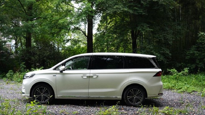 The space experience is beyond imagination. Test drive the 2023 Roewe iMAX8
