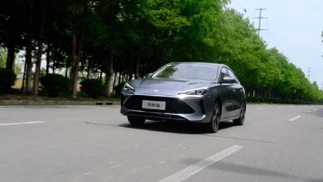 Test drive the brand-new Roewe i5 top model with comfortable ride and high configuration