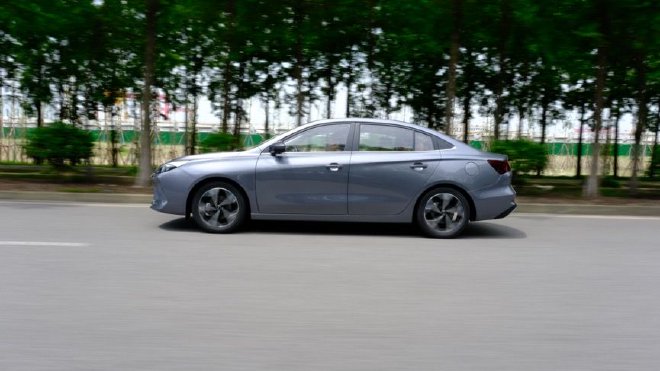 Test drive the brand-new Roewe i5 top model with comfortable ride and high configuration