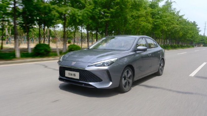 Test drive the brand-new Roewe i5 top model with comfortable ride and high configuration