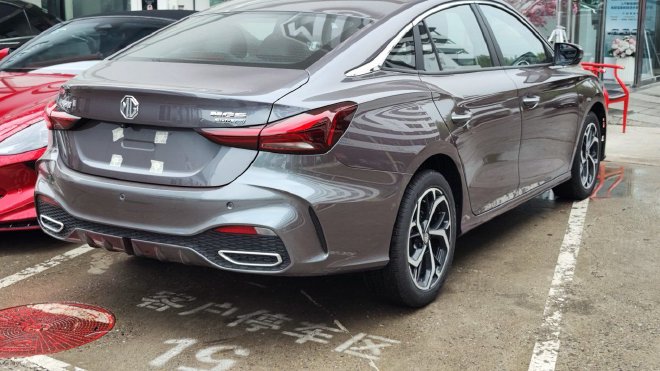 名爵轿跑新车全新MG5到店