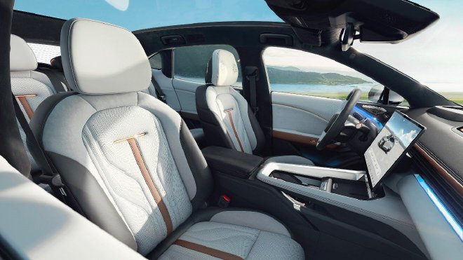 极氪007GT全新内饰演绎科技猎装美学