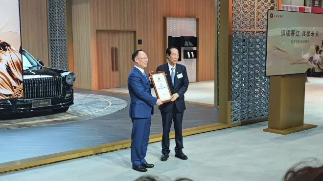 2025香港车展：邱现东向盧文端交付红旗金葵花国礼