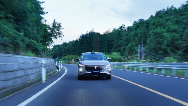 理解家用车的全新角度：动态试驾全新岚图知音