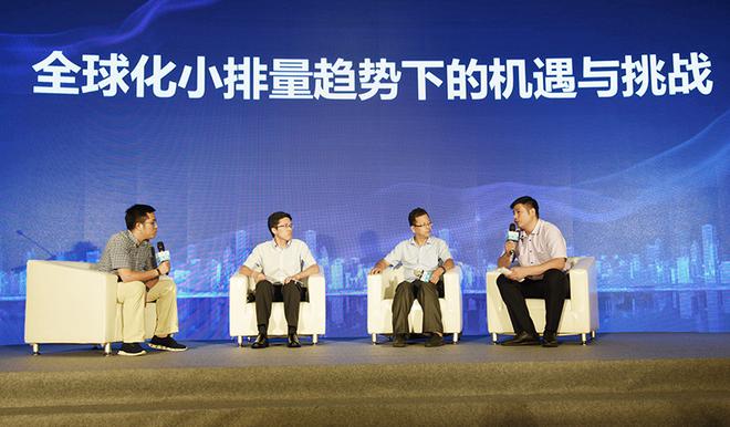 （从左至右）汽车头条执行副总编辑 杨小林、上汽通用汽车泛亚汽车技术中心驱动系统部发动机总工程师 刘爱东、全国乘用车市场信息联席会秘书长 崔东树、吉利汽车集团动力研究院GEP3高级经理 王鹏