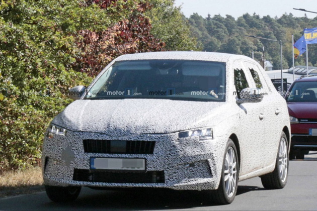 最新斯柯达Rapid路试谍照（图片来源于网络）