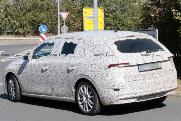 最新斯柯达Rapid路试谍照（图片来源网络）