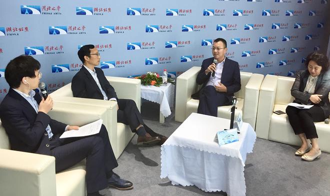 任总在论坛现场接受当地主流媒体采访