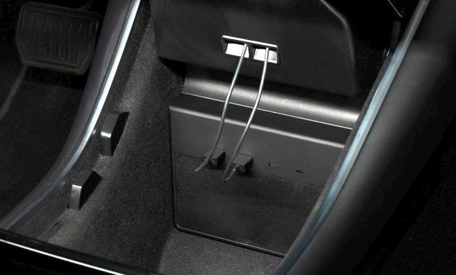 Tesla-Model-Y-USB
