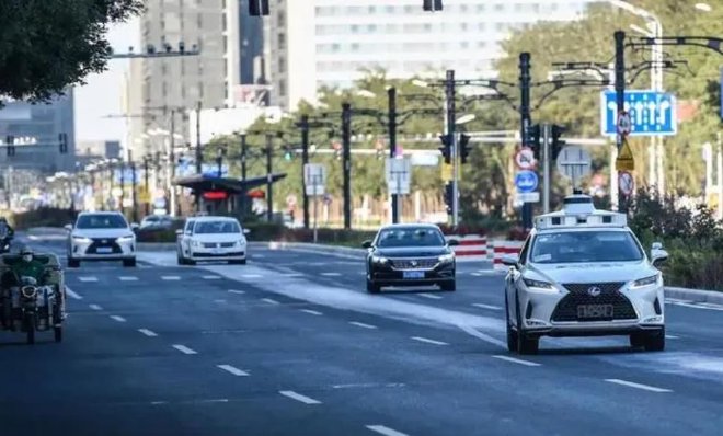 车圈热搜 何小鹏进厂拧螺丝 奥迪或将向中国车企买电车授权