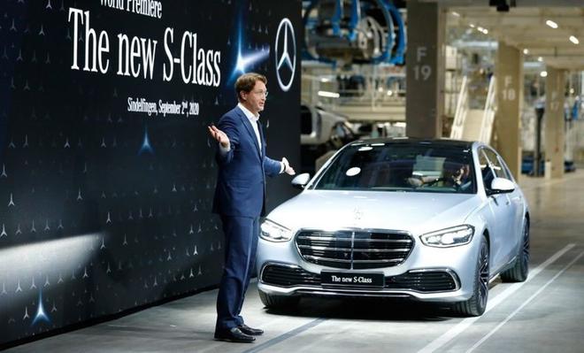 康林松在德国辛德芬根出席新款S级轿车的揭幕仪式
