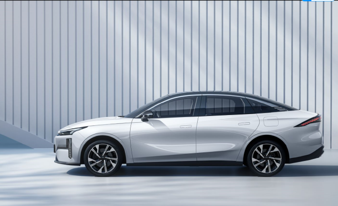 吉利银河 L6 高速三连撞 打破“逢撞必烧”魔咒？