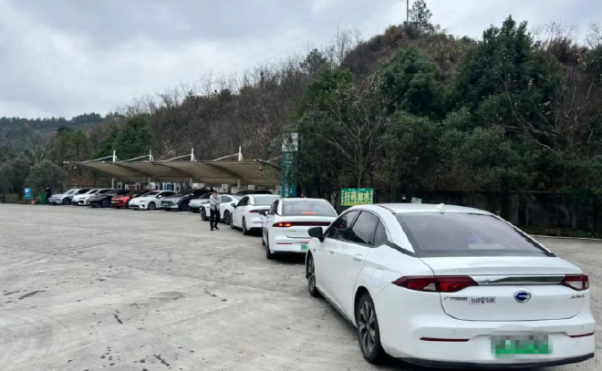 充换电两手抓 新能源车补能大战升级