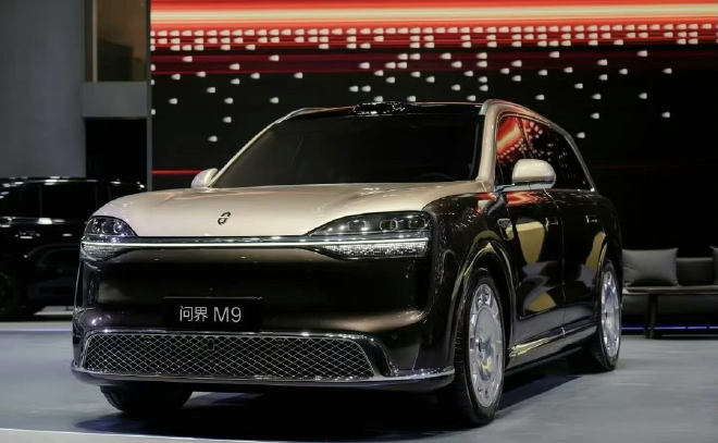 五界同台亮 焕新登场 鸿蒙智行王牌阵容亮相北京车展