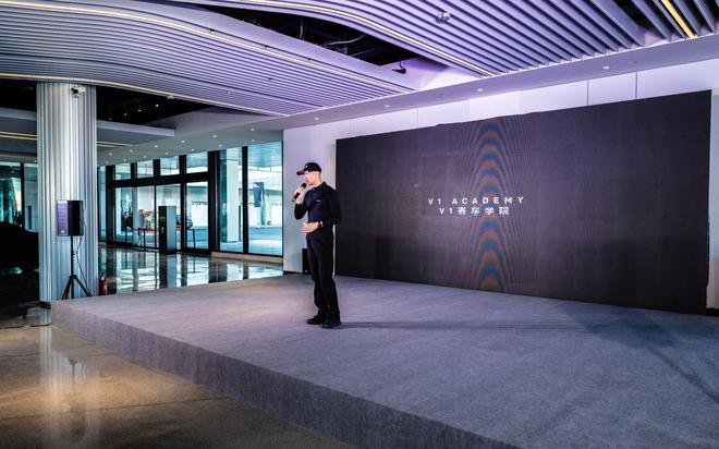 BMW高级驾驶培训师、BMW认证培训讲师董威君讲解培训及比赛用车BMW M235i racing