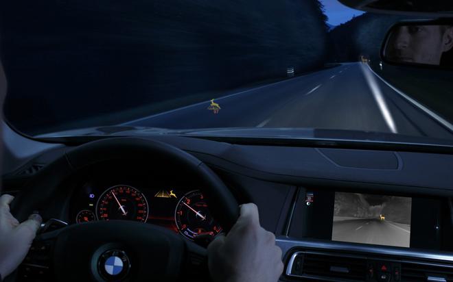宝马LaserLight激光大灯可检测道路障碍物，并能实现随动转向功能