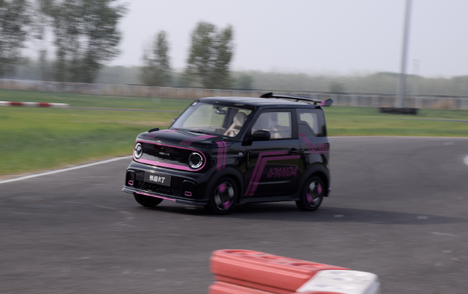 可代步、能玩乐的新选择 卡丁车赛道试驾吉利熊猫卡丁