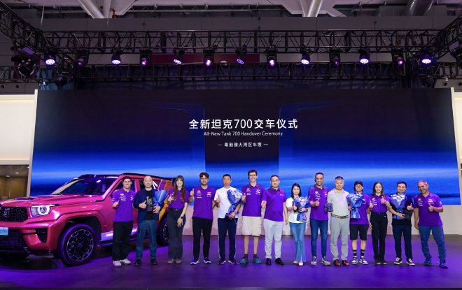 2026粤港澳大湾区车展 环塔冠军车手为全新坦克700车主交付新车