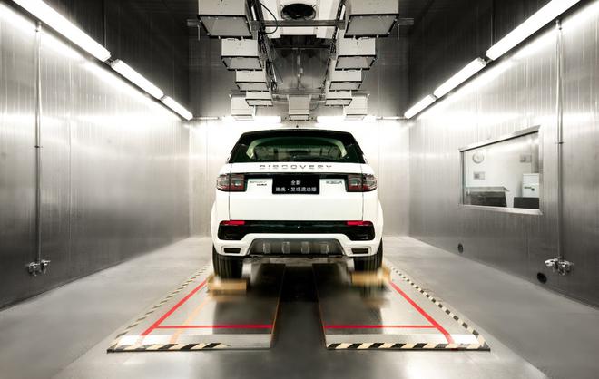全新路虎发现运动版新车在质量中心接受检验