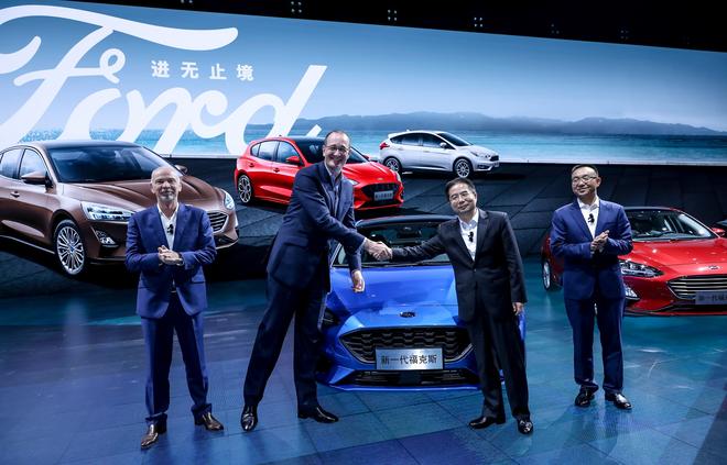 出席此次发布会活动的福特与长安福特高层一同登台，共庆新一代福克斯与新福睿斯振奋人心的首秀。登台嘉宾从左至右依次为：长安福特汽车有限公司总裁何骏杰。。。