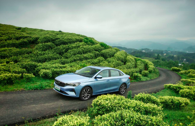 吉利第4代帝豪醇电混动轿车首批量产车下线