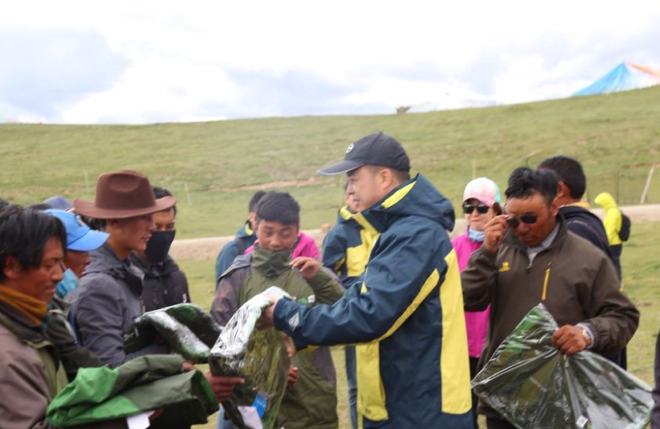 广汽乘用车总经理郁俊向牧民捐赠物资