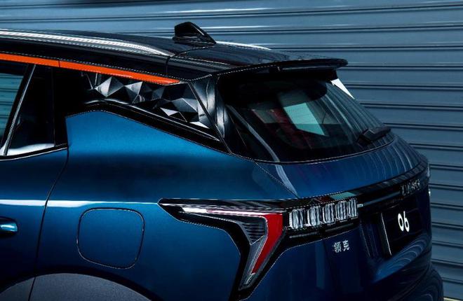 领克06 机械燕尾能量晶体尾灯