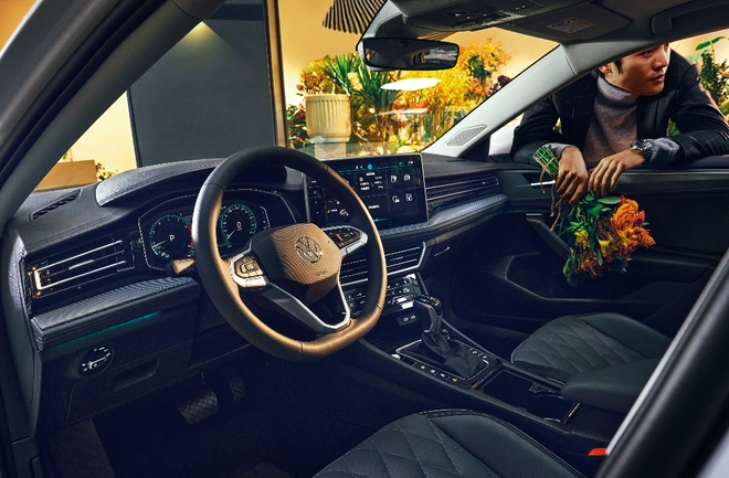  全新速腾采用大众全新的半悬浮式内饰设计语言，并配备12寸超大中控大屏