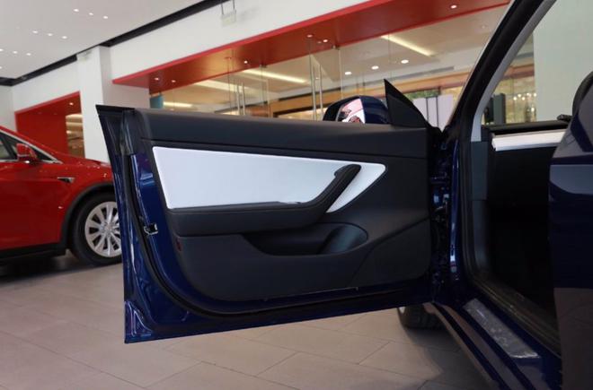 国产特斯拉Model 3车内功能升级 提供USB C充电口/无线充电板