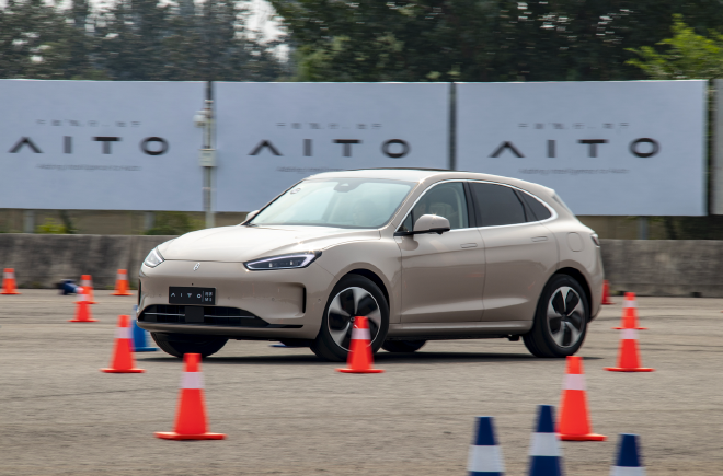 有“华”之后真的可以为所欲为？场地试驾问界M5 EV