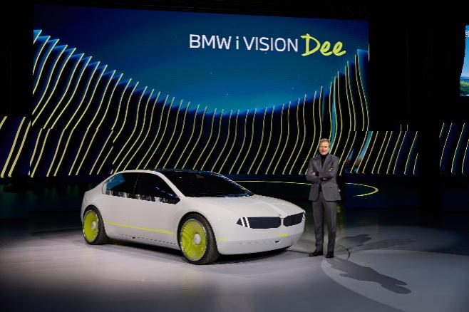 BMW携最新数字成果“先进平视显示系统”亮相2023 CES