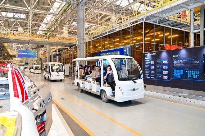 享界S9T开启首批交付 车主亲临超级工厂参观