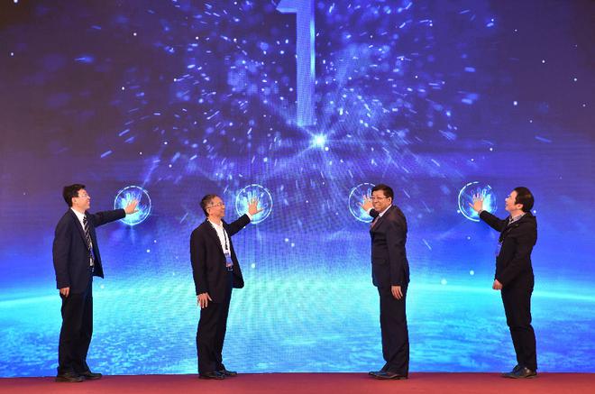 从左至右：张永伟秘书长、郑贺悦副主任、王黎明副省长、曹国英副司长