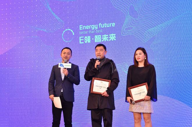 从左至右：主持人冯殊、体育明星杨凌、汪皓