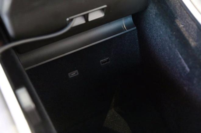 国产特斯拉Model 3车内功能升级 提供USB C充电口/无线充电板