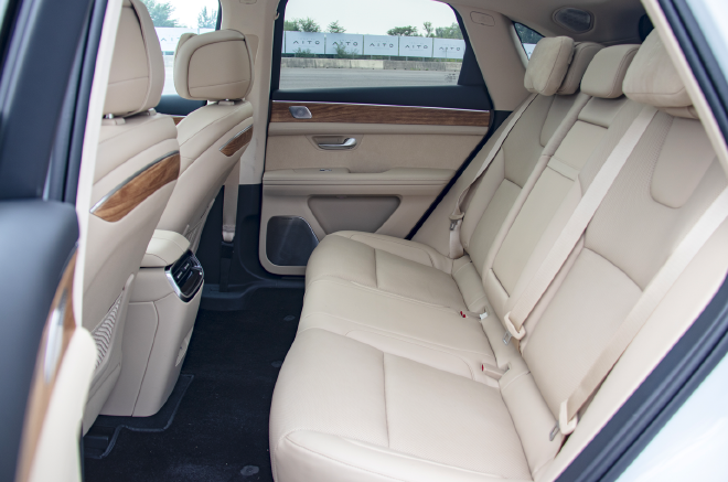 有“华”之后真的可以为所欲为？场地试驾问界M5 EV