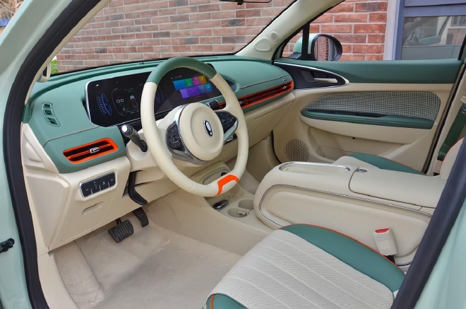 拍摄车辆采用奶油绿外观搭配绿/米内饰