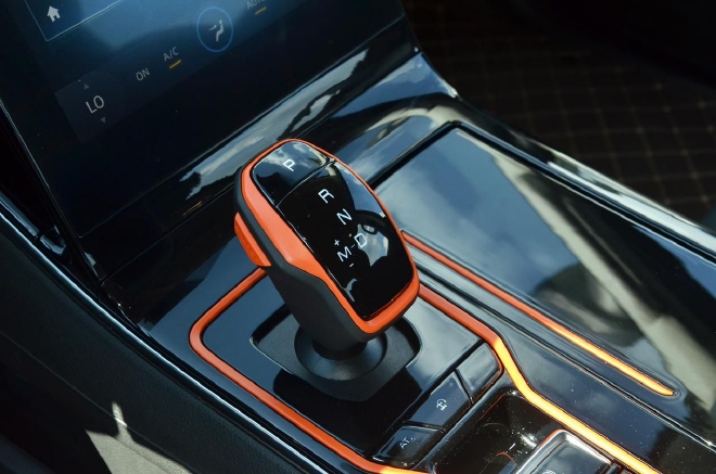 汽油、柴油版车型均匹配采埃孚全地形模式8AT变速箱